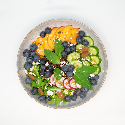 Fruchtige Sommer-Weizen-Bowl mit Pfirsich, Radiechen und Feta