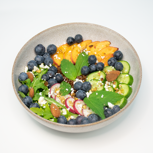 Fruchtige Sommer-Weizen-Bowl mit Pfirsich, Radiechen und Feta